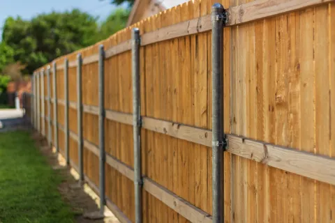 The Benefits of a Wood Fence with Metal Posts 