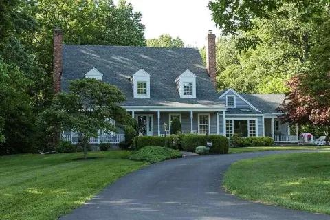 How to Choose the Best Siding Styles & Colors for a Colonial Home