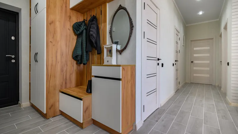 small home entrance with mudroom storage