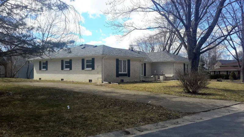 This shingle along with the shadow lines gives the roof beautiful dimensions.