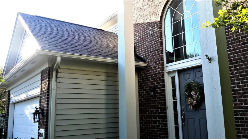 These shingles, along with the shadow lines, give the roof beautiful dimensions.