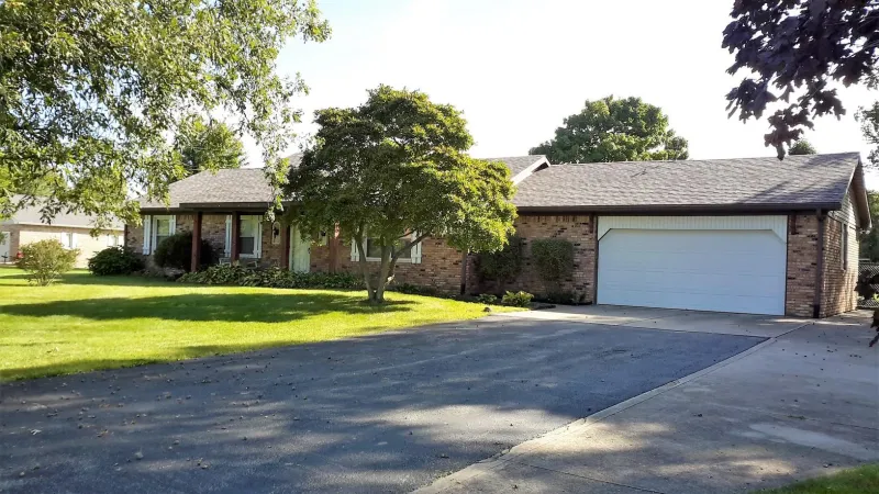 The Sand Dune color of the Duration shingle is a perfect complement to this home's exterior.