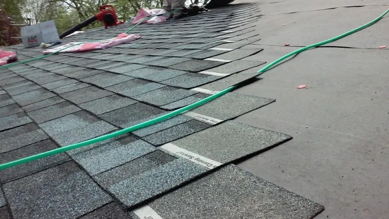 The Duration shingles not only have 130 mph wind protection, but they also have a striking dimensional shake shingle appearance.