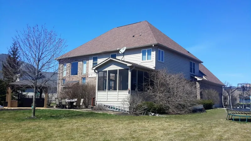 The Sedona Canyon color of the Duration shingle is a perfect complement to this home's exterior.
