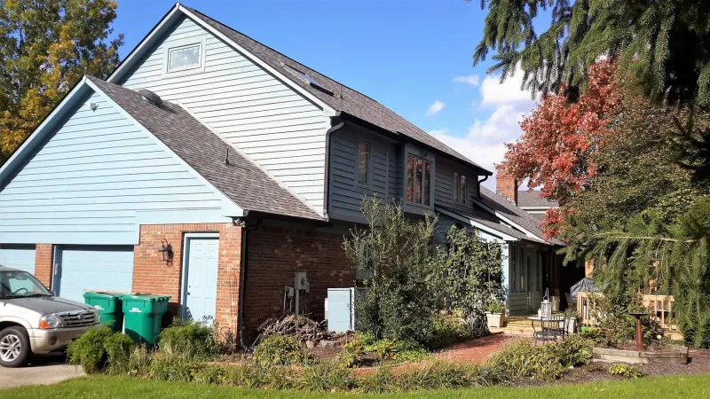 The Colonial Slate color of the Duration shingle is a perfect complement to this home's exterior.