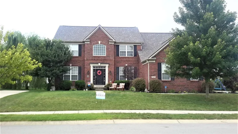 The Colonial Slate color of the Duration shingle is a perfect complement to this home's exterior.