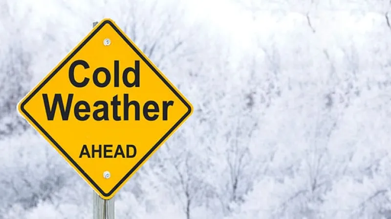 a sign indicating cold weather