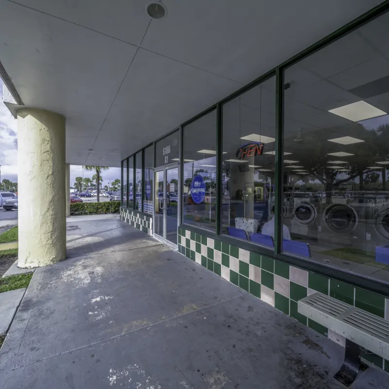 Lantana LAUNDROMART Aaxon