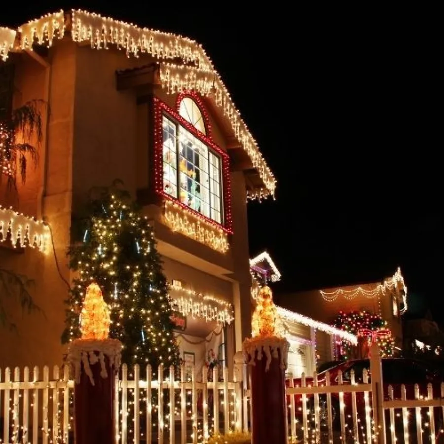How Homeowners Can Save Money Switching to Energy Efficient Holiday Decorations