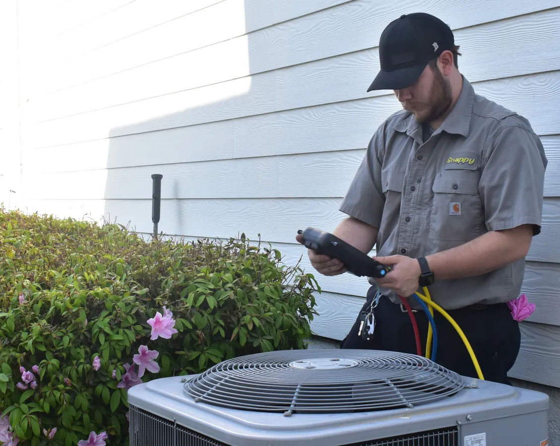 tech servicing a AC