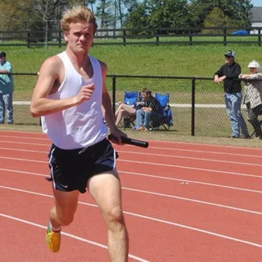 David Shankles running on a track
