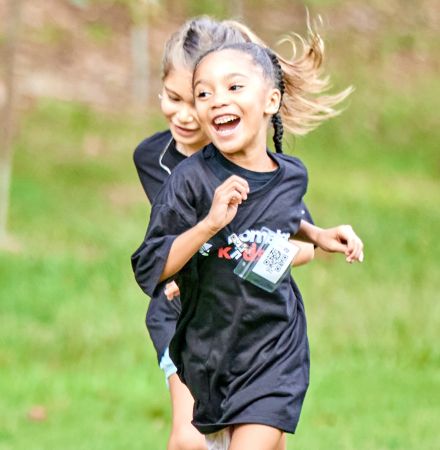 little kids running track