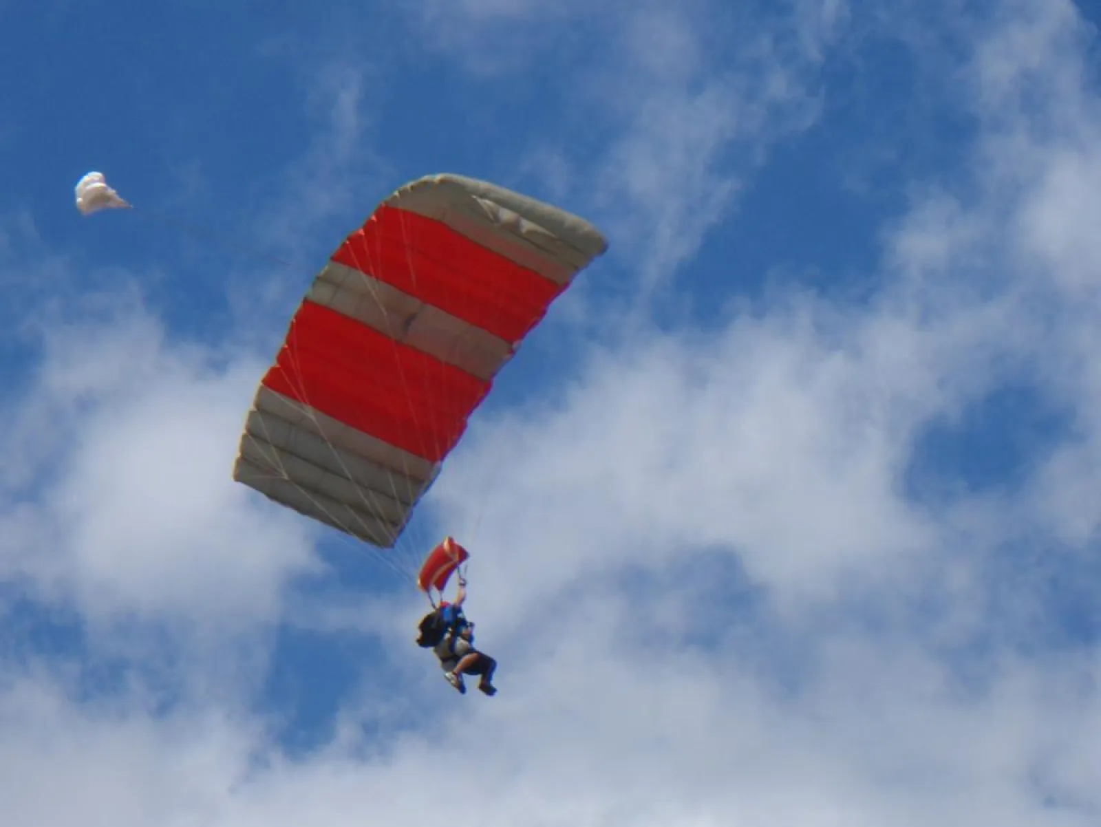 a parachute is flying through the air on a cloudy day