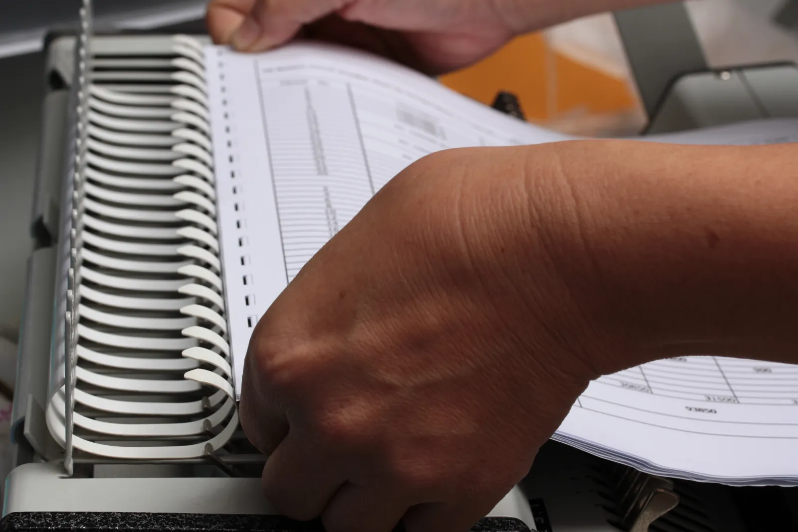 comb binding spine installation