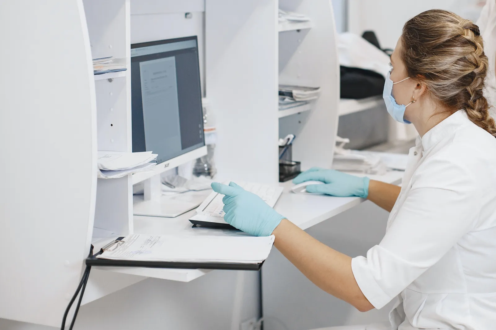 a MIPS Clinician sits at a computer station