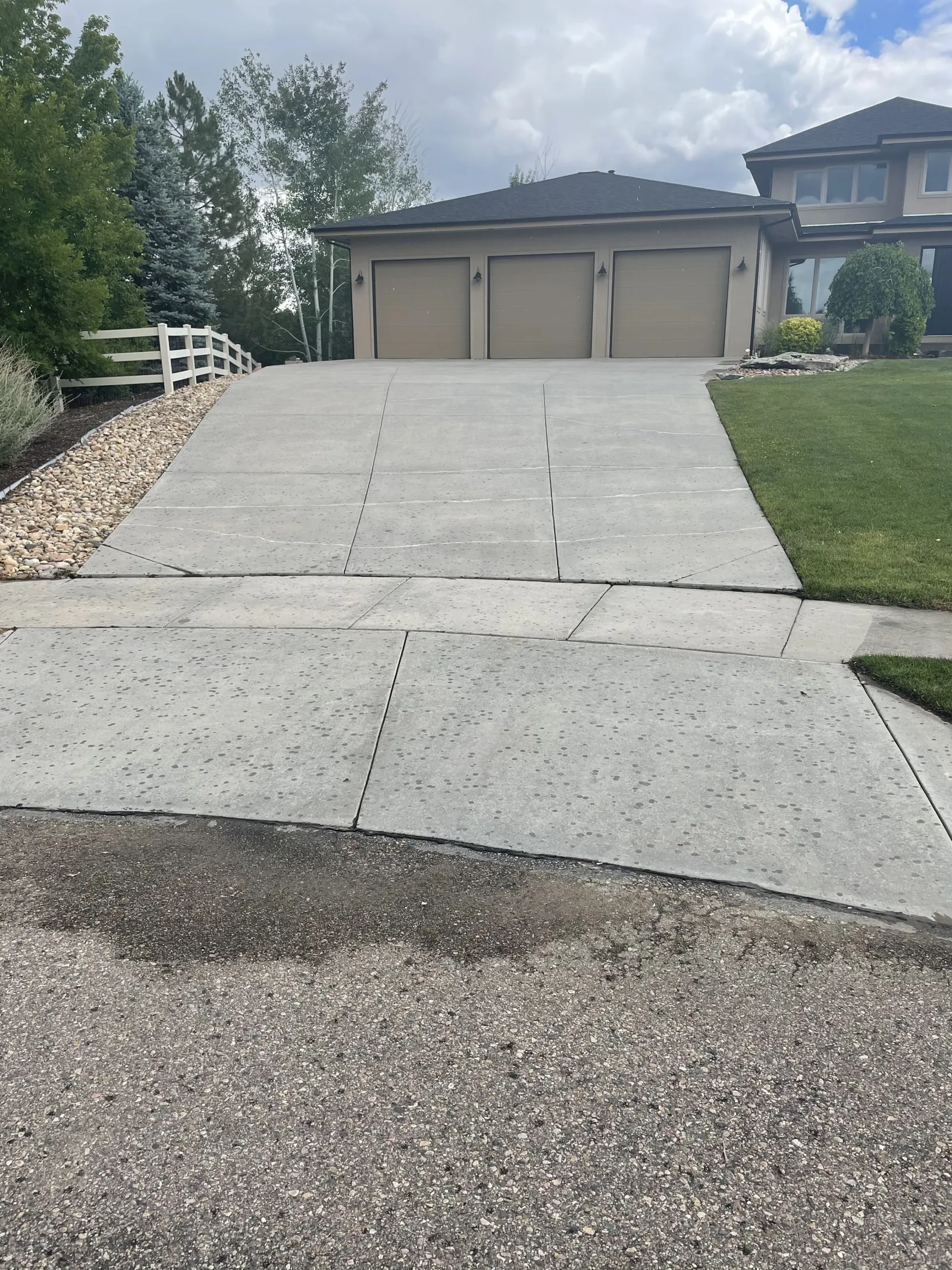 a driveway leading to a house