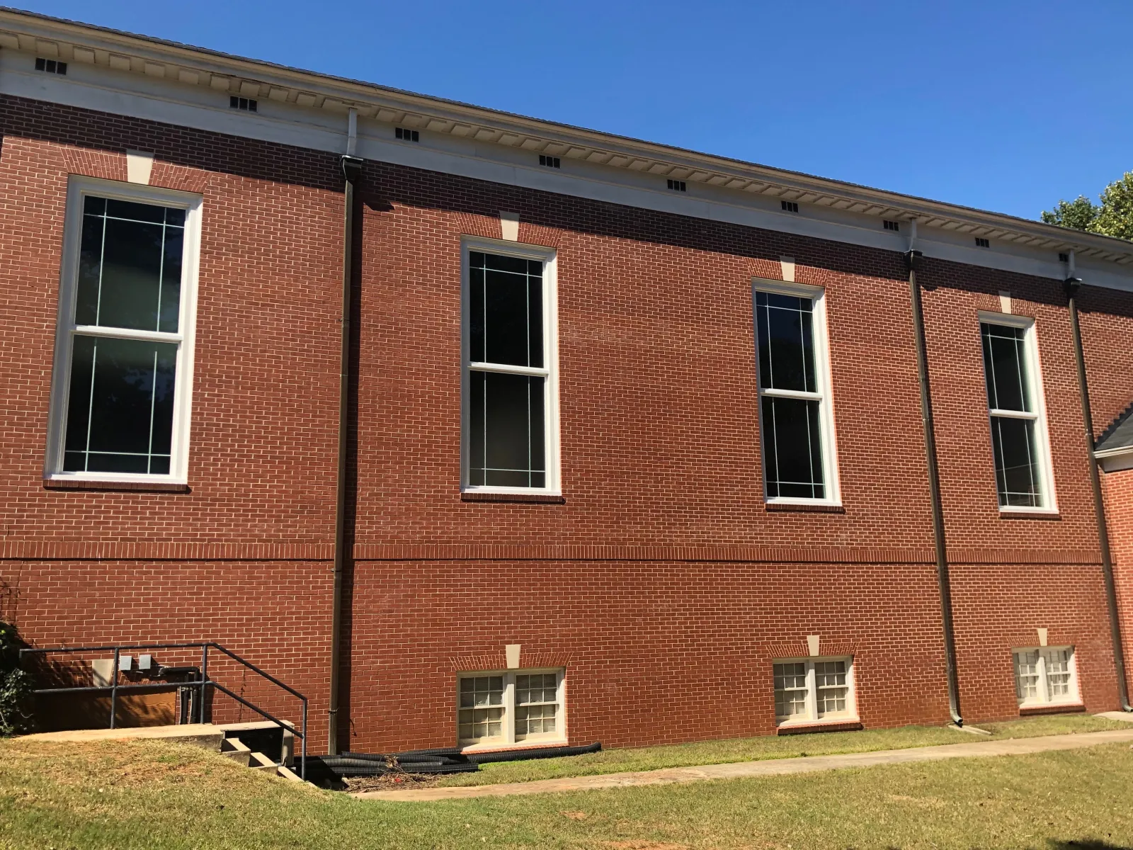a brick building with windows