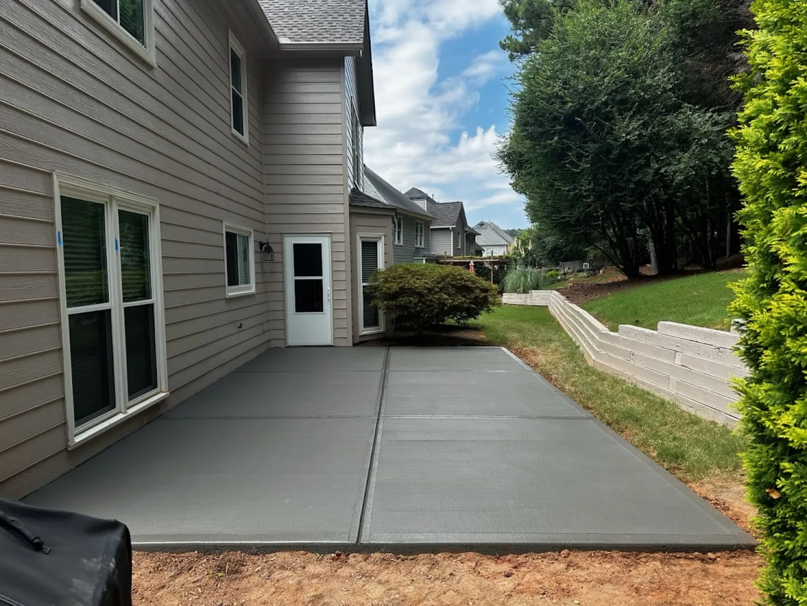 a driveway leading to a house