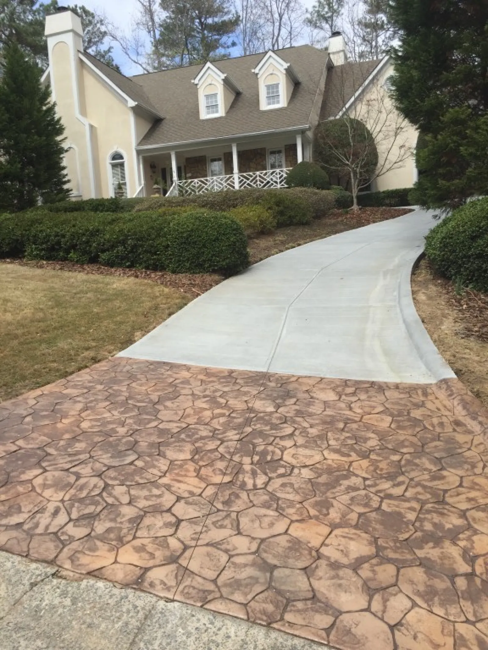 a driveway leading to a house