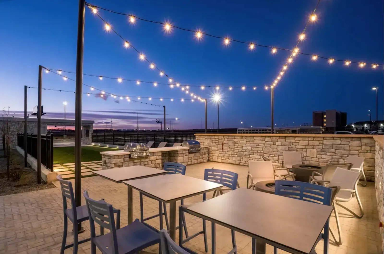 Everhome Suites Custom Outdoor Grill Area