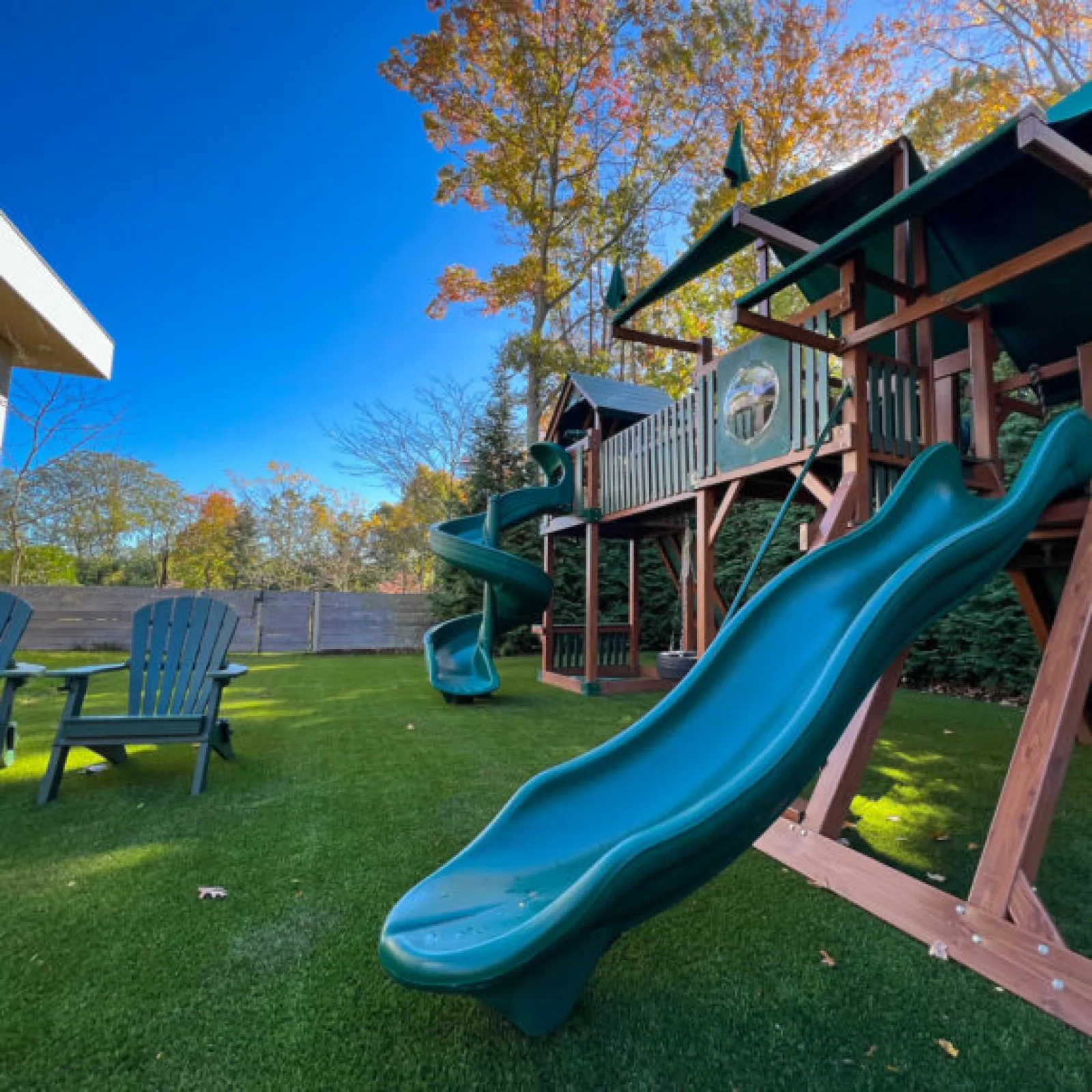 a blue slide in a yard