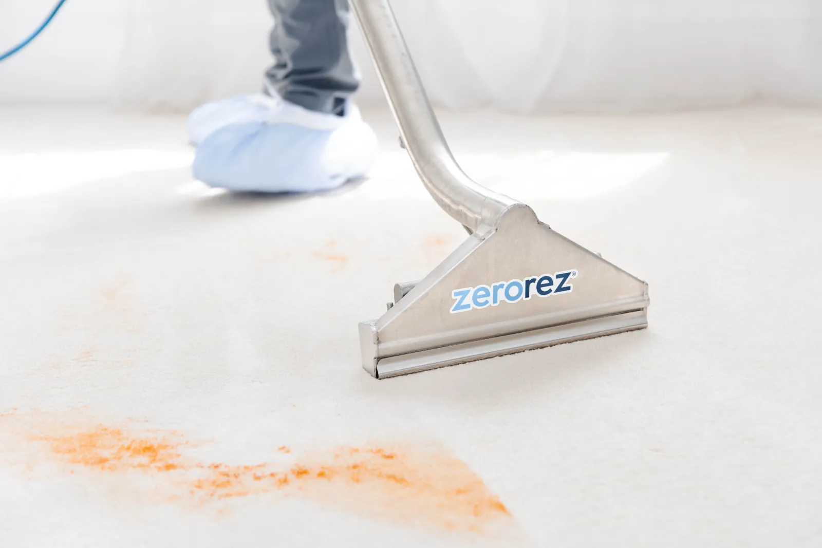 Zerorez Zr™ Wand extracting dirt and grime from a white carpet, leaving no sticky residue behind after cleaning