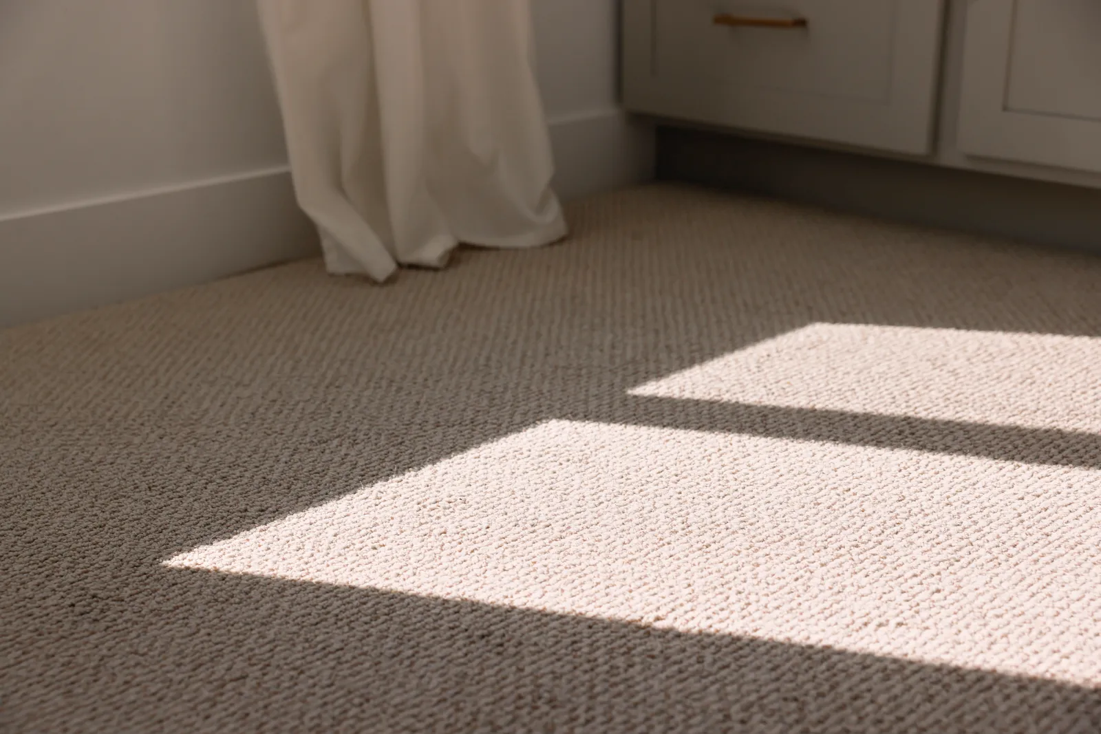 Picture of sunlight hitting on a carpet emphasizing how too much sunlight can cause yellowing of carpets due to photooxidation