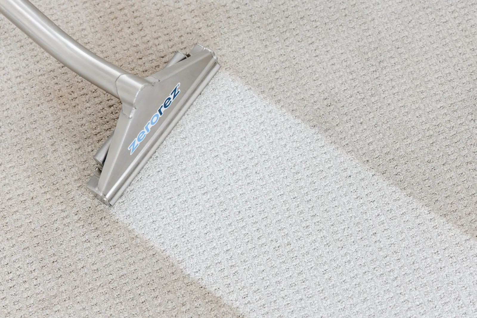 Close up of a Zerorez Zr Wand extracting and pulling dirt out of a white textured carpet