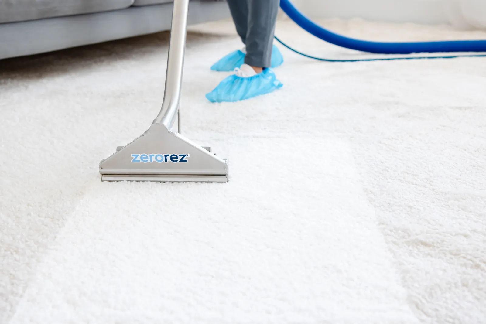 Zerorez<sup>®</sup> Zr™ Wand extracting dirt from a white carpet