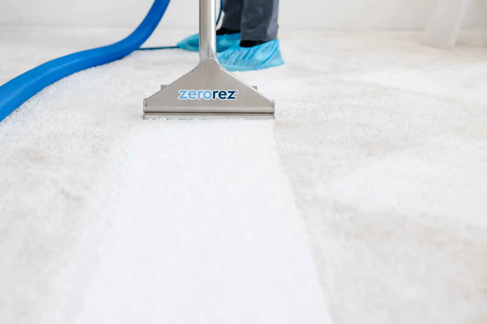 Zerorez Zr™ Wand extracting dirt and grime from a white carpet, leaving no sticky residue behind after cleaning