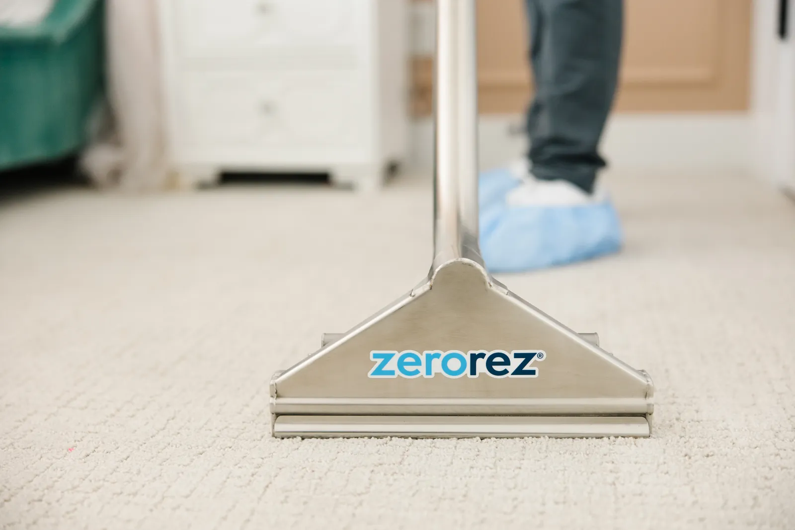 Close up of the front of Zerorez Zr Wand cleaning a white carpet