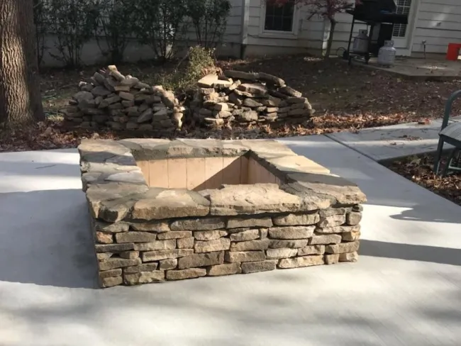 a stone wall with a stone circle in the middle